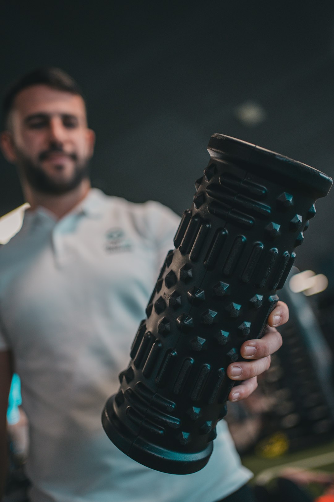 Sesión de entrenamiento en el gimnasio con un entrenador personal, enfocada en el rendimiento y el bienestar físico.